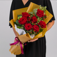 Roter Rosenstrauß mit Hypericum